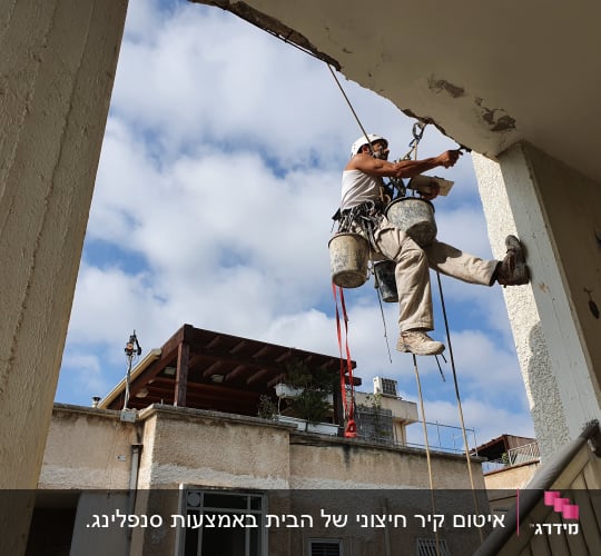 אדם בעבודות גובה עם חבלים ודליים